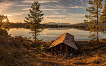 Gammelt båtnaust ved Årvillingen med Rondane i bakgrunnen